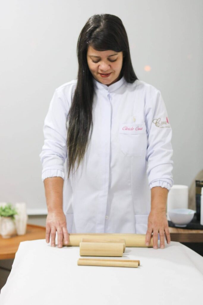 Cleide Ribeiro a preparar a marquesa antes de uma sessão