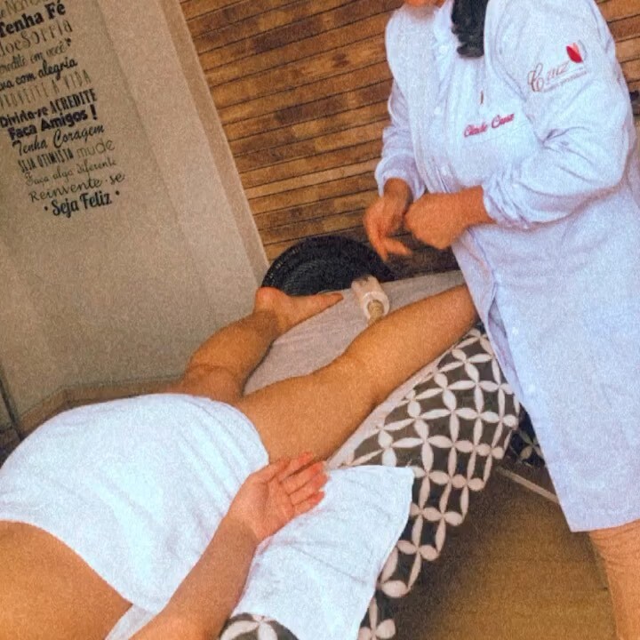 Cleide Ribeiro durante uma sessão de massoterapia